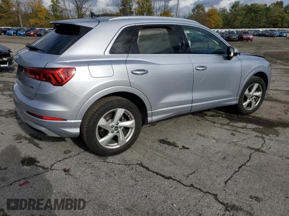 ✅ 2022 Audi Q3 Premium • VIN: WA1AUCF39N1001722 • Лот: 86718215. Опубликован ранее на Copart с пробегом 31 722 миль. Бесплатный доступ к архиву аукционных продаж из США и подробный отчёт об истории автомобиля на DreamBid. Изображение 3.