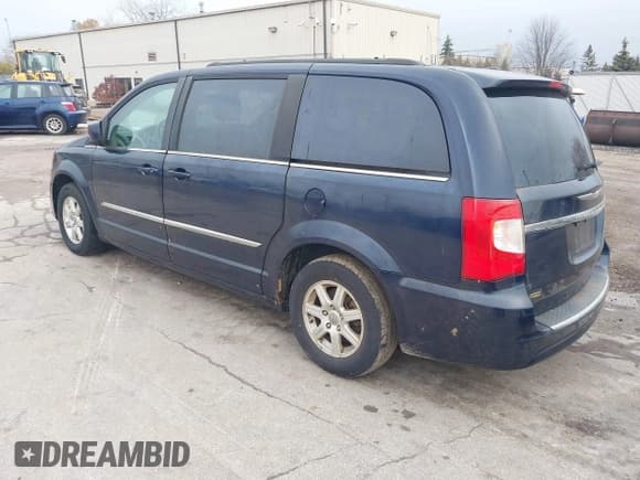 ✅ 2013 Chrysler Town & Country Touring • VIN: 2C4RC1BG8DR525821 • Lot: 43745753. Wystawiony na IAAI z przebiegiem 220 839 mil. Bezpłatny archiwum sprzedaży aukcyjnych z USA i szczegółowy raport historii pojazdu na DreamBid. Zdjęcie 3.