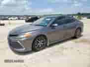 2022 Toyota Camry XLE z VIN 4T1F11AK6NU065671, wystawiony jako Copart lot #60124035 z przebiegiem 87 295 mil mil oraz Szkoda całkowita • Salvage title. Historia ofert i sprzedaży dostępna na DreamBid. Obrazek 1.