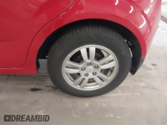 2012 Chevrolet Sonic LT z VIN 1G1JD6SB1C4114864, wystawiony jako IAAI lot #43523084 z przebiegiem 101 758 mil mil oraz . Historia ofert i sprzedaży dostępna na DreamBid. Obrazek 12.