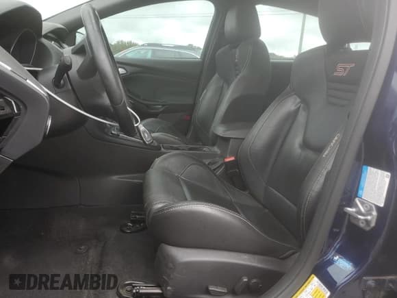 ✅ 2016 Ford Focus ST • VIN: 1FADP3L9XGL335306 • Lot: 90299595. Wystawiony na Copart z przebiegiem 82 500 mil. Bezpłatny archiwum sprzedaży aukcyjnych z USA i szczegółowy raport historii pojazdu na DreamBid. Zdjęcie 7.