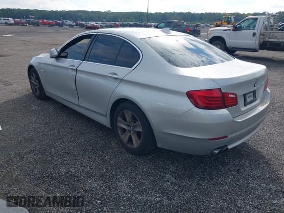 ✅ 2011 BMW 5 Series 528i • VIN: WBAFR1C51BC672712 • Lot: 43302288. Wystawiony na IAAI z przebiegiem 142 779 mil. Bezpłatny archiwum sprzedaży aukcyjnych z USA i szczegółowy raport historii pojazdu na DreamBid. Zdjęcie 3.
