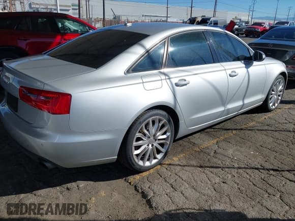 ✅ 2014 Audi A6 Premium Plus • VIN: WAUGFAFC5EN036309 • Lot: 43470364. Wystawiony na IAAI z przebiegiem 188 865 mil. Bezpłatny archiwum sprzedaży aukcyjnych z USA i szczegółowy raport historii pojazdu na DreamBid. Zdjęcie 4.