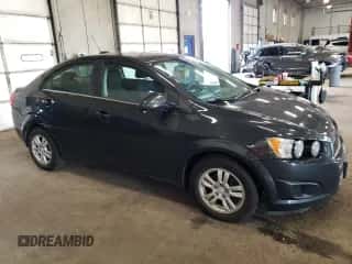 ✅ 2015 Chevrolet Sonic LT • VIN: 1G1JC5SH7F4179434 • Lot: 68981894. Wystawiony na Copart z przebiegiem 104 980 mil mil. Skorzystaj z bezpłatnego archiwum sprzedaży aukcyjnych z USA i zobacz szczegółowy raport historii pojazdu na DreamBid. Zdjęcie 4.