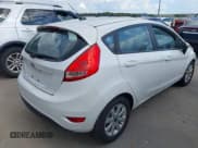 ✅ 2013 Ford Fiesta SE • VIN: 3FADP4EJ8DM225202 • Lot: 43399793. Wystawiony na IAAI z przebiegiem 179 686 mil. Bezpłatny archiwum sprzedaży aukcyjnych z USA i szczegółowy raport historii pojazdu na DreamBid. Zdjęcie 4.