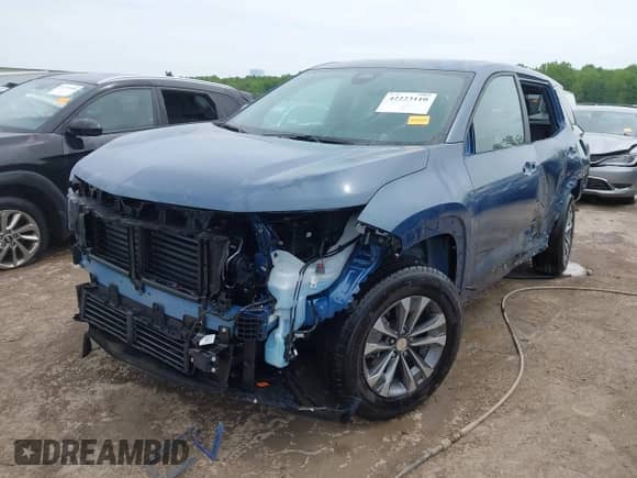 2025 Chevrolet Equinox AWD LT with VIN 3GNAXPEG1SL294231, listed as a IAAI auction lot 42223110 with 1,093 mi miles and . Bid and sale history available at DreamBid. Image 2.