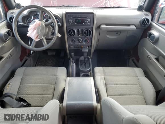 ✅ 2007 Jeep Wrangler Unlimited Sahara • VIN: 1J4GA59147L157313 • Лот: 82356305. Опубликован ранее на Copart с пробегом 108 654 миль. Бесплатный доступ к архиву аукционных продаж из США и подробный отчёт об истории автомобиля на DreamBid. Изображение 8.