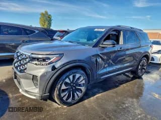 ✅ 2025 Ford Explorer Platinum • VIN: 1FMUK8HH5SGB61731 • Lot: 95754945. Wystawiony na Copart z przebiegiem 12 419 mil. Bezpłatny archiwum sprzedaży aukcyjnych z USA i szczegółowy raport historii pojazdu na DreamBid. Zdjęcie 1.