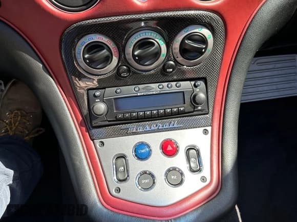 ✅ 2006 Maserati GranSport • VIN: ZAMEB18A660026402 • Лот: 69913665. Опубликован ранее на Copart с пробегом 56 515 миль. Бесплатный доступ к архиву аукционных продаж из США и подробный отчёт об истории автомобиля на DreamBid. Изображение 13.