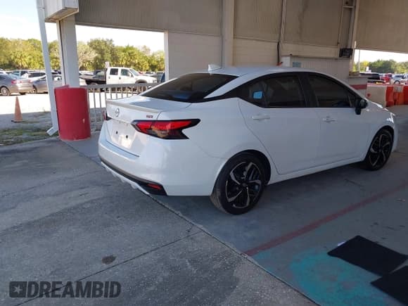 ✅ 2023 Nissan Versa SR • VIN: 3N1CN8FV2PL810777 • Lot: 43516285. Wystawiony na IAAI z przebiegiem 11 332 mil. Bezpłatny archiwum sprzedaży aukcyjnych z USA i szczegółowy raport historii pojazdu na DreamBid. Zdjęcie 4.