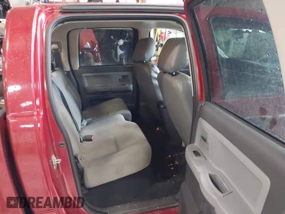 2008 Dodge Dakota SXT z VIN 1D7HW38K18S528662, wystawiony jako IAAI lot #42315787 z przebiegiem 258 549 mil mil oraz . Historia ofert i sprzedaży dostępna na DreamBid. Obrazek 8.