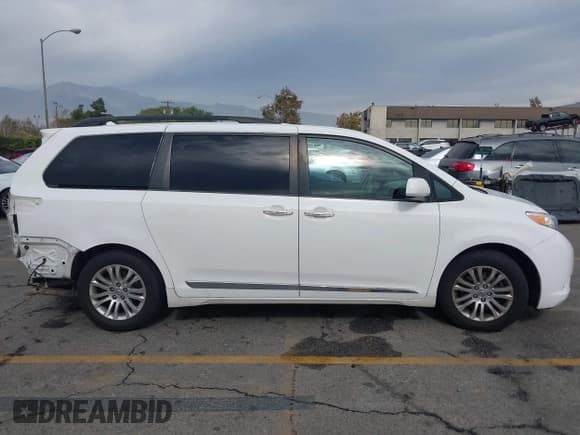 ✅ 2014 Toyota Sienna XLE • VIN: 5TDYK3DC3ES415711 • Lot: 43643569. Listed on IAAI with 205,322 mi. Free auction sales archive from the USA and detailed vehicle history report at DreamBid. Image 13.