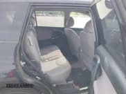 ✅ 2006 Toyota RAV4 • VIN: JTMBD33V365019692 • Lot: 43080270. Wystawiony na IAAI z przebiegiem 278 473 mil. Bezpłatny archiwum sprzedaży aukcyjnych z USA i szczegółowy raport historii pojazdu na DreamBid. Zdjęcie 8.