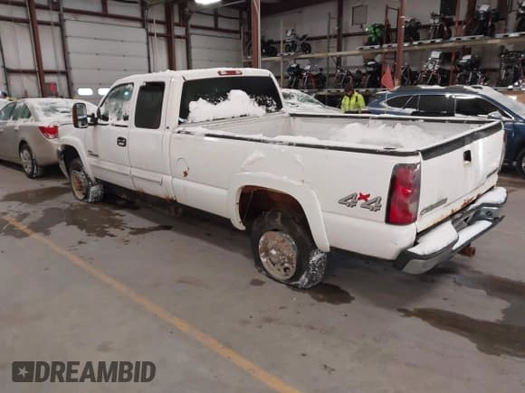 ✅ 2004 Chevrolet Silverado 2500HD LT • VIN: 1GCHK29114E207770 • Lot: 43854934. Wystawiony na IAAI z przebiegiem Nie podano. Bezpłatny archiwum sprzedaży aukcyjnych z USA i szczegółowy raport historii pojazdu na DreamBid. Zdjęcie 3.