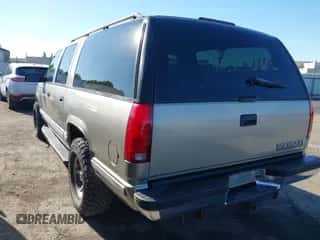 1999 Chevrolet Suburban z VIN 1GNFK16R9XJ318663, wystawiony jako IAAI lot #43358644 z przebiegiem 197 845 mil mil oraz . Historia ofert i sprzedaży dostępna na DreamBid. Obrazek 3.