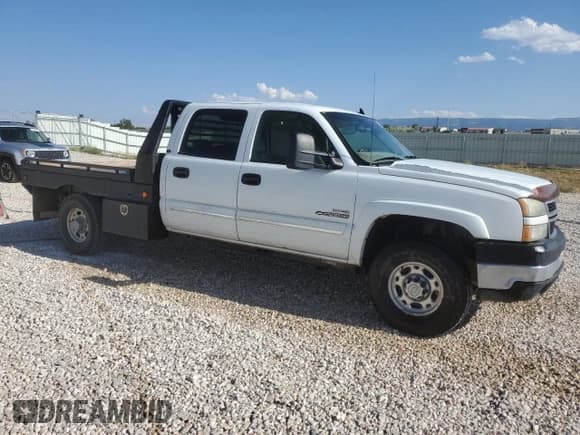 ✅ 2006 Chevrolet Silverado 2500HD LT2 • VIN: 1GCHK23D16F165942 • Lot: 64203524. Wystawiony na Copart z przebiegiem 334 166 mil. Bezpłatny archiwum sprzedaży aukcyjnych z USA i szczegółowy raport historii pojazdu na DreamBid. Zdjęcie 4.
