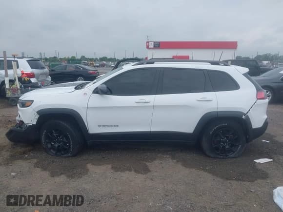 ✅ 2021 Jeep Cherokee Trailhawk • VIN: 1C4PJMBX4MD239112 • Lot: 42271040. Listed on IAAI with 62,917 mi. Free auction sales archive from the USA and detailed vehicle history report at DreamBid. Image 15.