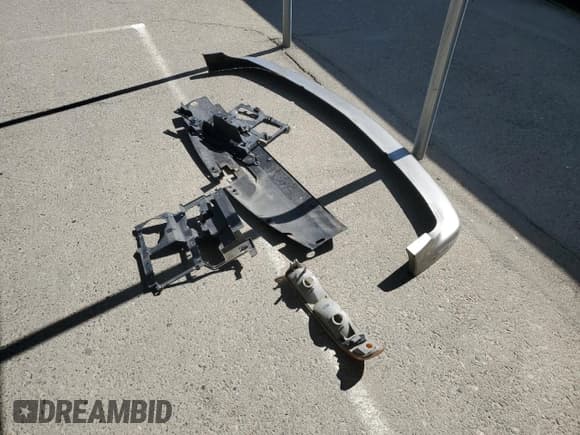 ✅ 2003 Chevrolet Suburban LS • VIN: 1GNEC16T33J262864 • Лот: 61648255. Опубликован ранее на Copart с пробегом 298 652 миль. Бесплатный доступ к архиву аукционных продаж из США и подробный отчёт об истории автомобиля на DreamBid. Изображение 13.