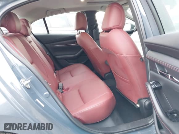 ✅ 2024 Mazda 3 S Carbon Edition • VIN: 3MZBPBCM9RM415159 • Lot: 41309145. Wystawiony na IAAI z przebiegiem 4 492 mil. Bezpłatny archiwum sprzedaży aukcyjnych z USA i szczegółowy raport historii pojazdu na DreamBid. Zdjęcie 8.