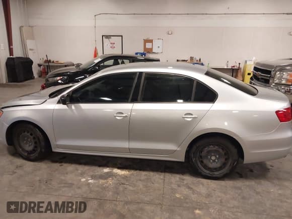 ✅ 2011 Volkswagen Jetta S • VIN: 3VW1K7AJ9BM371833 • Lot: 42840108. Listed on IAAI with 122,270 mi. Free auction sales archive from the USA and detailed vehicle history report at DreamBid. Image 15.