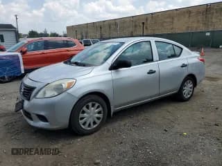 ✅ 2013 Nissan Versa S Plus • VIN: 3N1CN7AP7DL869807 • Lot: 65882355. Wystawiony na Copart z przebiegiem 154 178 mil. Bezpłatny archiwum sprzedaży aukcyjnych z USA i szczegółowy raport historii pojazdu na DreamBid. Zdjęcie 1.