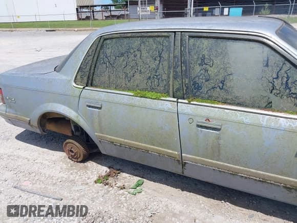 ✅ 1996 Buick Century Special SJ • VIN: 1G4AG55M1T6430402 • Lot: 42305534. Wystawiony na IAAI z przebiegiem 149 541 mil. Bezpłatny archiwum sprzedaży aukcyjnych z USA i szczegółowy raport historii pojazdu na DreamBid. Zdjęcie 12.