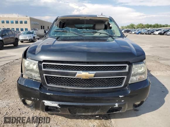 2010 Chevrolet Suburban LT z VIN 1GNUKJE39AR120047, wystawiony jako Copart lot #67310985 z przebiegiem 179 985 mil mil oraz Nie do naprawy • Non repairable. Historia ofert i sprzedaży dostępna na DreamBid. Obrazek 5.