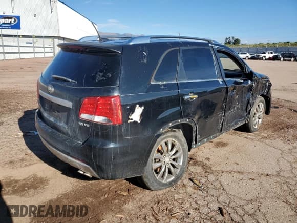 ✅ 2011 Kia Sorento SX • VIN: 5XYKWDA27BG122513 • Lot: 70783815. Wystawiony na Copart z przebiegiem 195 983 mil. Bezpłatny archiwum sprzedaży aukcyjnych z USA i szczegółowy raport historii pojazdu na DreamBid. Zdjęcie 3.