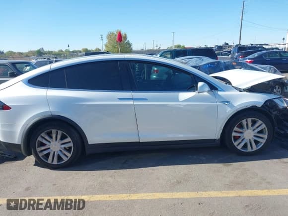✅ 2016 Tesla Model X P90D • VIN: 5YJXCAE40GF014533 • Lot: 42127096. Wystawiony na IAAI z przebiegiem 77 281 mil. Bezpłatny archiwum sprzedaży aukcyjnych z USA i szczegółowy raport historii pojazdu na DreamBid. Zdjęcie 13.