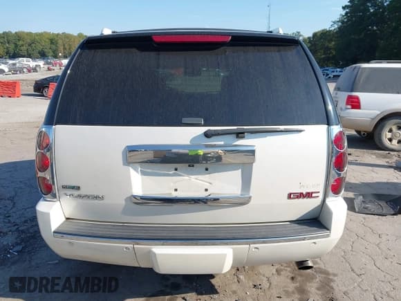 ✅ 2011 GMC Yukon Denali • VIN: 1GKS1EEF8BR381213 • Lot: 43218036. Listed on IAAI with 151,972 mi. Free auction sales archive from the USA and detailed vehicle history report at DreamBid. Image 16.