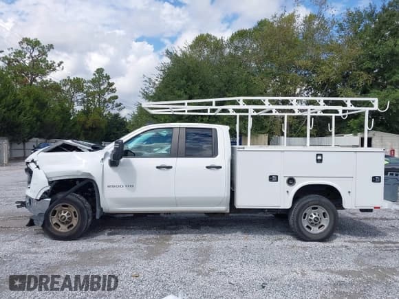 ✅ 2024 Chevrolet Silverado 2500HD • VIN: 1GB2YLE73RF353100 • Лот: 43300422. Опубликован ранее на IAAI с пробегом 15 169 миль. Бесплатный доступ к архиву аукционных продаж из США и подробный отчёт об истории автомобиля на DreamBid. Изображение 14.