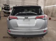 ✅ 2017 Toyota RAV4 LE • VIN: 2T3BFREV2HW638757 • Lot: 41639649. Wystawiony na IAAI z przebiegiem Nie podano. Bezpłatny archiwum sprzedaży aukcyjnych z USA i szczegółowy raport historii pojazdu na DreamBid. Zdjęcie 17.