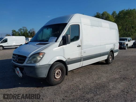 ✅ 2012 Mercedes-Benz Sprinter Cargo • VIN: WD3PE8CB8C5682025 • Lot: 43695918. Wystawiony na IAAI z przebiegiem 410 272 mil. Bezpłatny archiwum sprzedaży aukcyjnych z USA i szczegółowy raport historii pojazdu na DreamBid. Zdjęcie 2.