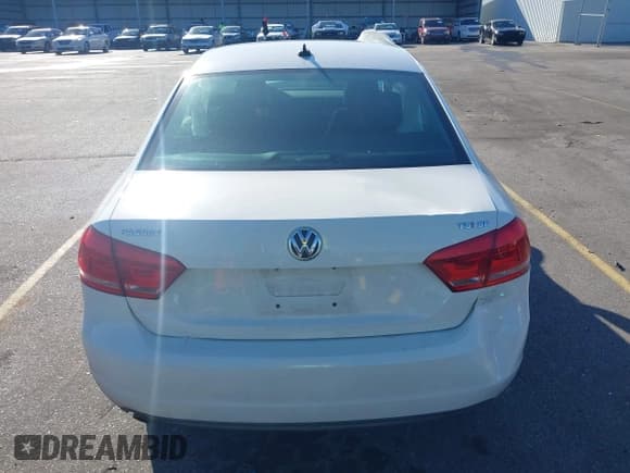 ✅ 2014 Volkswagen Passat SE • VIN: 1VWBT7A3XEC036668 • Lot: 43682370. Wystawiony na IAAI z przebiegiem 165 816 mil. Bezpłatny archiwum sprzedaży aukcyjnych z USA i szczegółowy raport historii pojazdu na DreamBid. Zdjęcie 17.