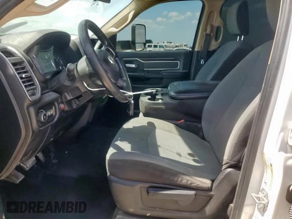 ✅ 2019 Ram 2500 Big Horn • VIN: 3C6UR5DL9KG681628 • Lot: 70843505. Wystawiony na Copart z przebiegiem 148 180 mil. Bezpłatny archiwum sprzedaży aukcyjnych z USA i szczegółowy raport historii pojazdu na DreamBid. Zdjęcie 7.