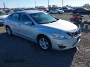 ✅ 2014 Nissan Altima 2.5 • VIN: 1N4AL3AP5EN261567 • Lot: 43390327. Wystawiony na IAAI z przebiegiem 139 285 mil. Bezpłatny archiwum sprzedaży aukcyjnych z USA i szczegółowy raport historii pojazdu na DreamBid. Zdjęcie 1.