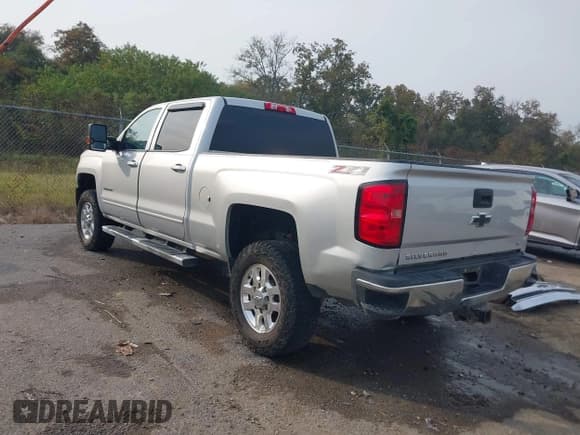 ✅ 2015 Chevrolet Silverado 2500HD LT • VIN: 1GC1KVEG2FF617973 • Лот: 43701265. Опубликован ранее на IAAI с пробегом 241 513 миль. Бесплатный доступ к архиву аукционных продаж из США и подробный отчёт об истории автомобиля на DreamBid. Изображение 3.