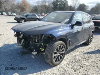 ✅ 2025 BMW X5 xDrive40i • VIN: 5UX23EU07S9W58757 • Лот: 92943795. Опубликован ранее на Copart с пробегом 18 299 миль. Бесплатный доступ к архиву аукционных продаж из США и подробный отчёт об истории автомобиля на DreamBid. Изображение 1.