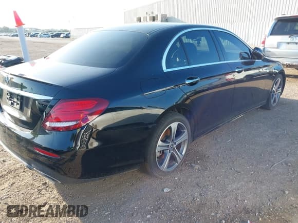 ✅ 2020 Mercedes-Benz E 350 • VIN: W1KZF8DB5LA811233 • Лот: 42535383. Опубликован ранее на IAAI с пробегом 62 003 миль. Бесплатный доступ к архиву аукционных продаж из США и подробный отчёт об истории автомобиля на DreamBid. Изображение 4.