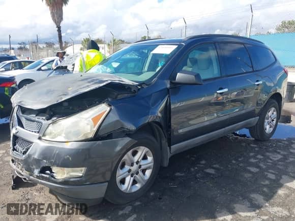 2009 Chevrolet Traverse LS z VIN 1GNER13DX9S175039, wystawiony jako IAAI lot #43450995 z przebiegiem 172 810 mil mil oraz . Historia ofert i sprzedaży dostępna na DreamBid. Obrazek 2.