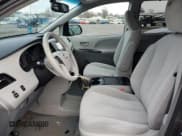 ✅ 2014 Toyota Sienna LE • VIN: 5TDJK3DC7ES089218 • Lot: 93612345. Wystawiony na Copart z przebiegiem 129 213 mil. Bezpłatny archiwum sprzedaży aukcyjnych z USA i szczegółowy raport historii pojazdu na DreamBid. Zdjęcie 7.