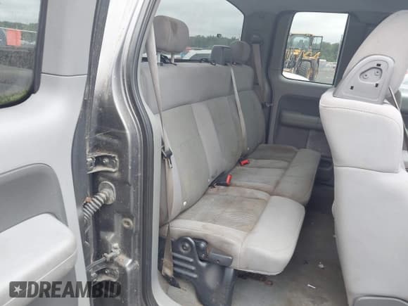 ✅ 2006 Ford F-150 STX • VIN: 1FTRX14W86NB62395 • Lot: 42984889. Wystawiony na IAAI z przebiegiem 226 337 mil. Bezpłatny archiwum sprzedaży aukcyjnych z USA i szczegółowy raport historii pojazdu na DreamBid. Zdjęcie 8.