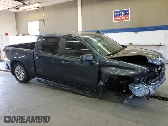 ✅ 2020 Chevrolet Silverado 1500 Custom • VIN: 3GCPYBEH1LG338623 • Lot: 69478224. Wystawiony na Copart z przebiegiem 47 294 mil. Bezpłatny archiwum sprzedaży aukcyjnych z USA i szczegółowy raport historii pojazdu na DreamBid. Zdjęcie 4.