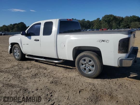 ✅ 2011 Chevrolet Silverado 1500 LS • VIN: 1GCRKREA6BZ326620 • Lot: 82655135. Listed on Copart with 275,270 mi. Free auction sales archive from the USA and detailed vehicle history report at DreamBid. Image 2.