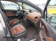 ✅ 2013 Buick Encore Premium • VIN: KL4CJDSBXDB195433 • Лот: 43727556. Опубликован ранее на IAAI с пробегом 123 859 миль. Бесплатный доступ к архиву аукционных продаж из США и подробный отчёт об истории автомобиля на DreamBid. Изображение 5.