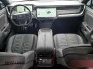 ✅ 2022 Rivian R1T Adventure • VIN: 7FCTGAAA3NN015635 • Lot: 62676854. Wystawiony na Copart z przebiegiem 10 608 mil. Bezpłatny archiwum sprzedaży aukcyjnych z USA i szczegółowy raport historii pojazdu na DreamBid. Zdjęcie 8.