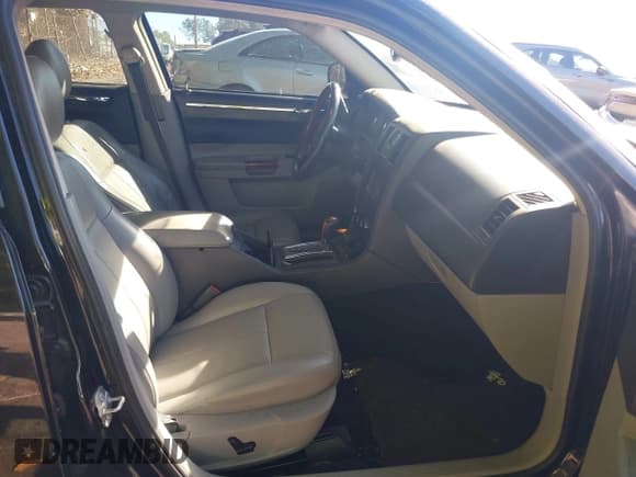 ✅ 2007 Chrysler 300 Limited • VIN: 2C3KK53G97H758972 • Lot: 43413836. Wystawiony na IAAI z przebiegiem 179 390 mil. Bezpłatny archiwum sprzedaży aukcyjnych z USA i szczegółowy raport historii pojazdu na DreamBid. Zdjęcie 5.