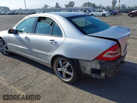 ✅ 2002 Mercedes-Benz C 230/260/280/320 • VIN: WDBRF64J02F236402 • Lot: 42837578. Wystawiony na IAAI z przebiegiem 268 944 mil. Bezpłatny archiwum sprzedaży aukcyjnych z USA i szczegółowy raport historii pojazdu na DreamBid. Zdjęcie 3.