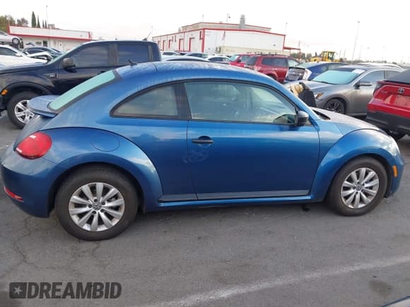 ✅ 2017 Volkswagen Beetle Fleet • VIN: 3VWF17AT1HM622444 • Lot: 43172597. Wystawiony na IAAI z przebiegiem 43 299 mil. Bezpłatny archiwum sprzedaży aukcyjnych z USA i szczegółowy raport historii pojazdu na DreamBid. Zdjęcie 13.