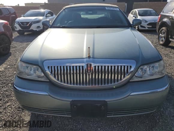✅ 2004 Lincoln Town Car Signature • VIN: 1LNHM81W64Y657042 • Lot: 82072875. Listed on Copart with 138,522 mi. Free auction sales archive from the USA and detailed vehicle history report at DreamBid. Image 5.